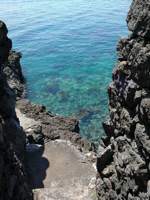 Il Giardino Dei Limoni Bed & Breakfast Aci Castello Bagian luar foto